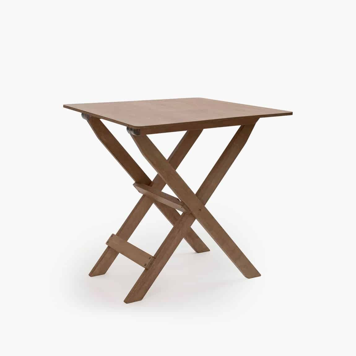 <p class="whitespace-pre-wrap">stilfullt campingbord som kan klappes sammen. Inspirert av et antikt kortbord. Dette sammenleggbare sidebordet er den perfekte størrelsen for pikniklunsj eller for å holde drinkene dine på campingturen. Laget i hardwood bjørk, rustfritt stål og kobber - som skaper en stilig og naturlig estetikk som passer inn ute. Dette bordet er robust og bygget for å vare, og kan enkelt oppbevares når det ikke er i bruk eller pakkes i bobilen for camping. Bordet er beiset med en nydelig, naturlig honningfarge og avsluttet med en værbestandig sateng-klarlakk. Et unikt kvalitetsbord som kan brukes der du måtte trenge det. Inne, ute på terrassen eller på tur. Passer perfekt sammen med stolene i samme stil. </p> størrelse: 55 x 55 x 58 cm, vekt: 5kg
